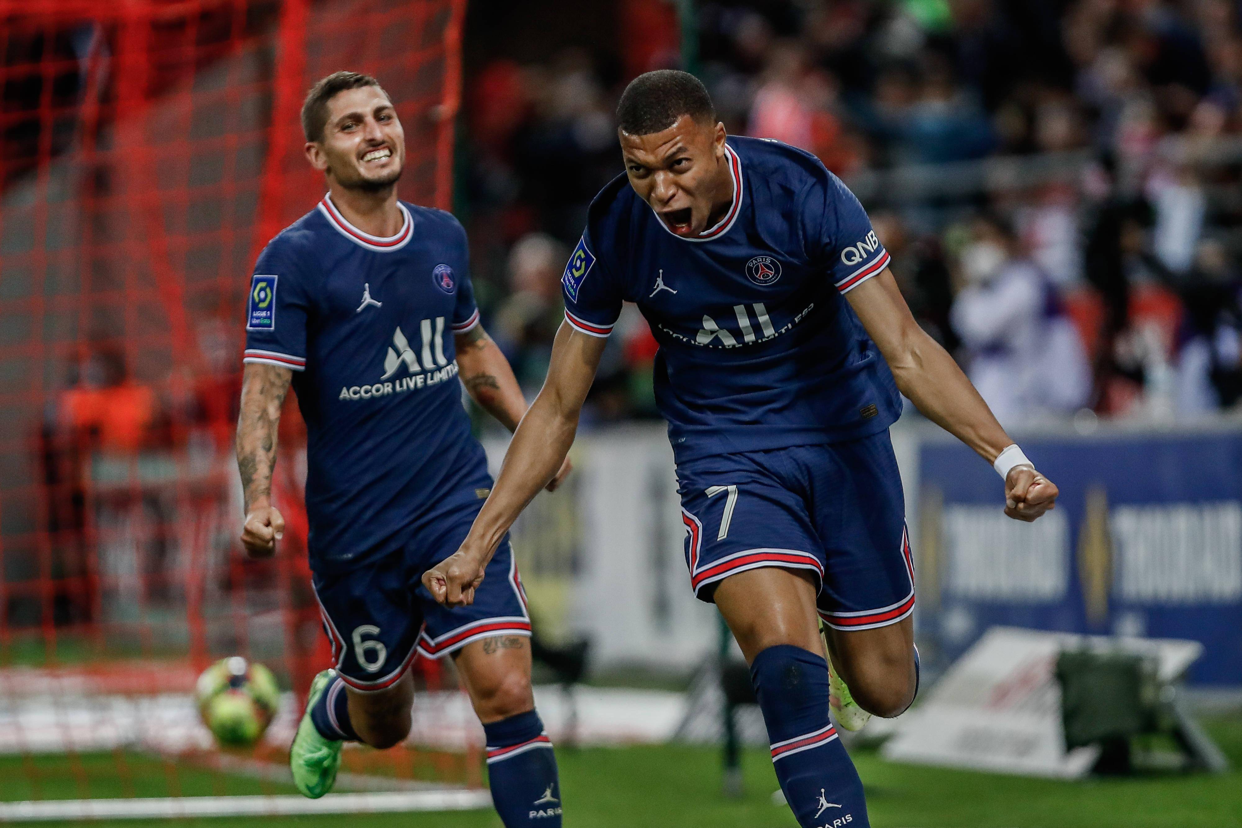 巴黎圣日耳曼主场大捷，球员赛后激动庆祝胜利，还是这些一起.