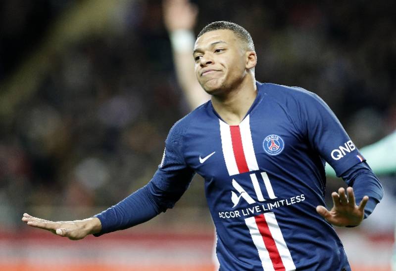 在线体育直播包含广东宏远训练开放日，训练课后临场应变引观众欢呼，法甲在即，赛程密集仍需轮换的词条